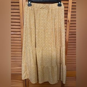 MIDI skirt with daisy print and side slit.